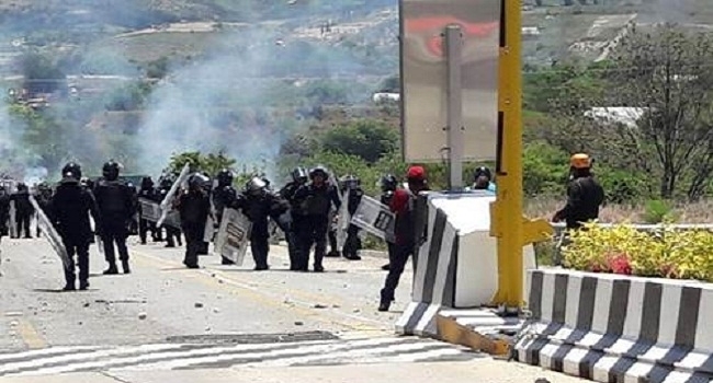 Suman 6 muertos por enfrentamiento entre PF y CNTE en Oaxaca