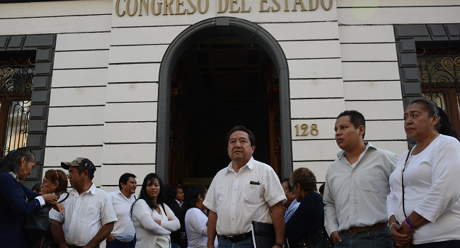 Exburocratas clausuran Congreso local, prevén despidos en septiembre. Foto: EsImagen / Ángel Flores