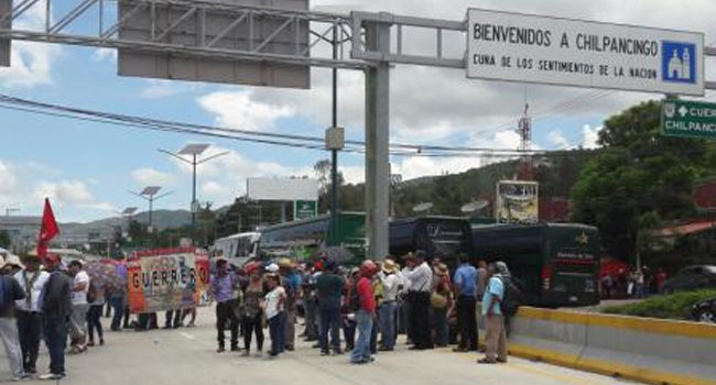 Ceteg toma autopista del Sol para exigir reinstalación de docentes. Foto: El Financiero