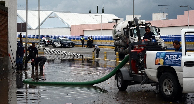 Trabajos de desazolve de un charco en el trama del puente de la 31 poniente y Esteban de Antuñano