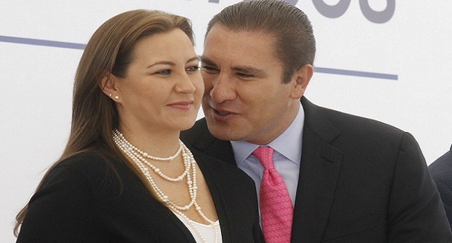 Rafael Moreno Valle, gobernador de Puebla, Martha Erika Alonso, presidenta del DIF Estatal, Antonio Gali Fayad, presidente Municipal y Dinorah López de Gali realizaron la entrega de