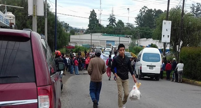 En Almecatla, padres exigen restitución de directora de secundaria. Foto: Twitter