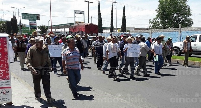 Campesinos toman la Puebla-Tehuacán, exigen reabrir canal de riego. Foto: Twitter: @CincoRadio