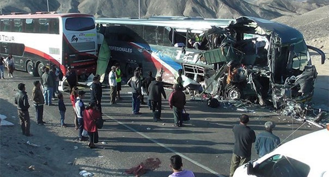 Choque de autobús deja 17 muertos y 29 heridos en Perú. Foto twitter: @sincortapisatv