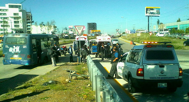 En Vía Atlixcáyotl, chocan Ruta 14 y Bicentenario. Foto: Twitter / @JavierLopezDiaz