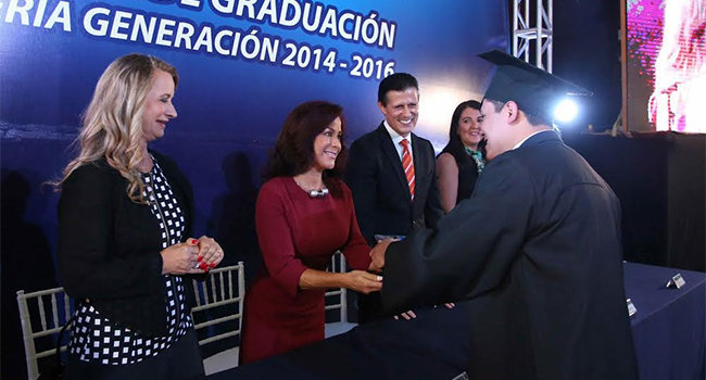 En Tehuacán, Dinorah López asiste a graduación de universitarios. Foto: Especial