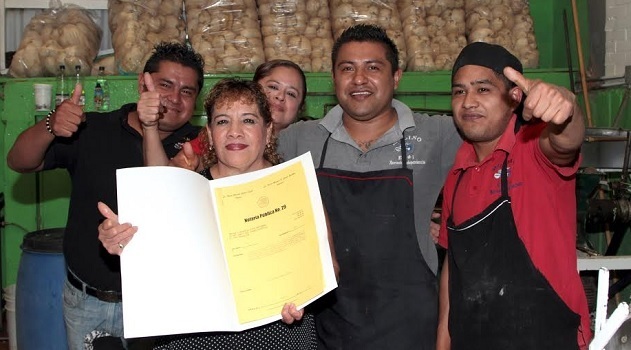 Banck entrega 123 escrituras a locatarios de 4 mercados poblanos. Foto:Especial