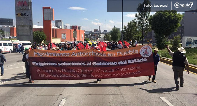 Antorcha marcha para exigir entrega de obras gestionadas en San Lázaro. Foto: Especial