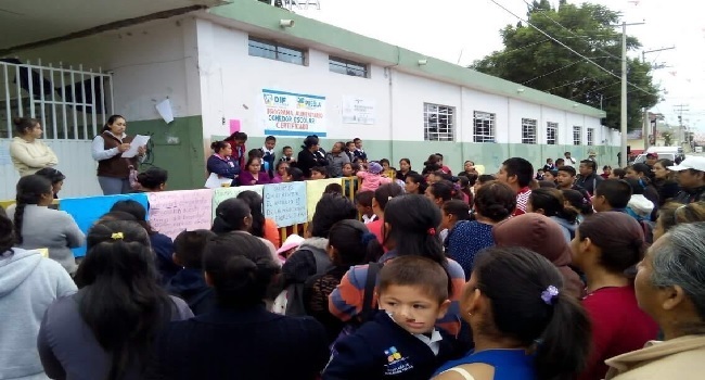 En Miahuatlán, cierran escuela; exigen expulsar a madre conflictiva. Foto: Twitter @CincoRadio