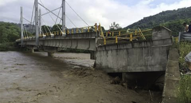 Earl hace colapsar puente colgante de Xicotepec rehabilitado en 2014. Foto twitter: @YoSoyElRebelDe