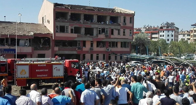 En Turquía, 11 personas mueren tras atentados de coches bomba. Foto twitter: @TheArabSource