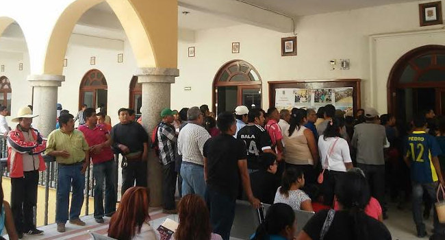 Antorchistas de Ajalpan exigen a edil apoyos para vivienda. Foto: Especial