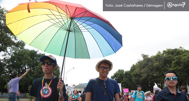 Marchan para exigir a Congreso de Puebla avalar matrimonios igualitarios. Foto: José Castañares / EsImagen