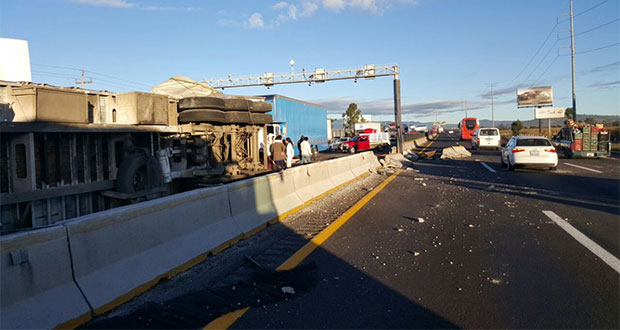 Vuelca tráiler cerca de caseta de San Martín. Foto: Twitter @PoliciaFedMx