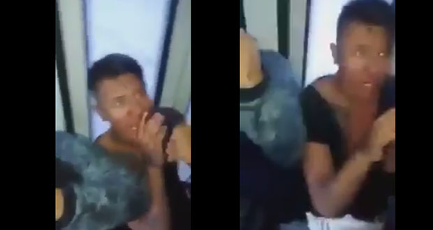 En CDMX, bajan a golpes a presuntos asaltantes de transporte.