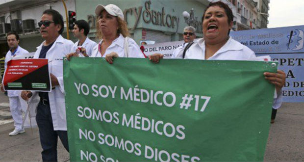 En su día, médicos protestan contra reformas a la salud. Foto: Twitter @AristeguiOnline