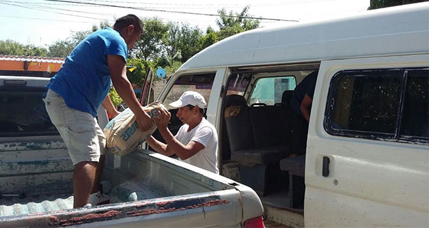 Antorcha entrega media tonelada de cemento para puente en Izúcar. Foto: Especial