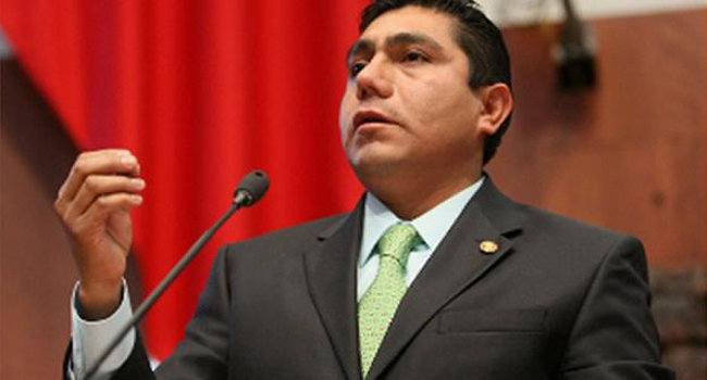 Senador panista plantea permitir portación de armas en vía pública