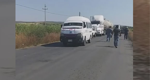 En Izúcar, bloquean vialidad. Foto: Facebook / adrian.rodriguezlezama1