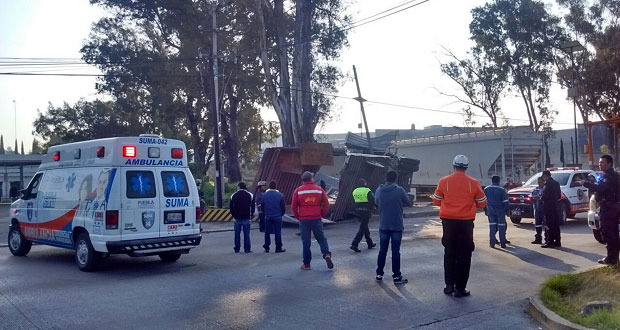 En la 18 de noviembre, tráiler choca con tren por intentar ganarle el paso. EsImagen