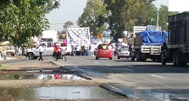 Bloquean carretera Puebla- Atlixco por desaparición de joven. Foto: Twitter @RoverCastillo