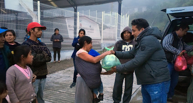 Gestionan despensas para familias pobres en Huauchinango. Foto: Especial