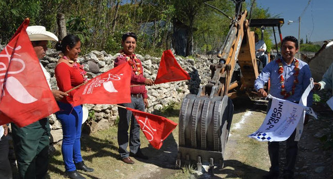 Antorchistas dan banderazo a obras en Huaquechula. Foto: Especial