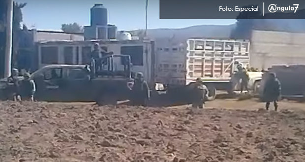 Exhiben a vecinos de Palmarito que evitan decomiso de combustible robado. Foto: Especial