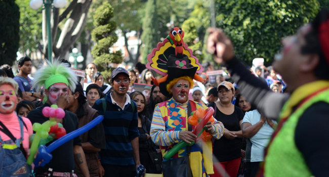 Payasos acusan falta de diálogo y marchan; piden regresar al zócalo. Foto: EsImagen