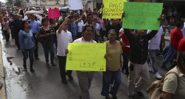 Por falta de pagos de sueldos, continúan las protestas en Veracruz. Foto: Notisistema