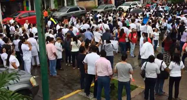 Médicos en Veracruz inician paro; exigen pago de salarios. Foto: Uno Tv