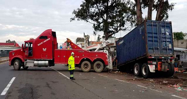 Mueren dos personas al caerles una caja de tráiler en la México-Puebla