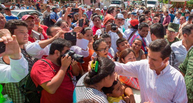 En Oaxaca, EPN entrega tarjetas para reconstruir viviendas tras sismos