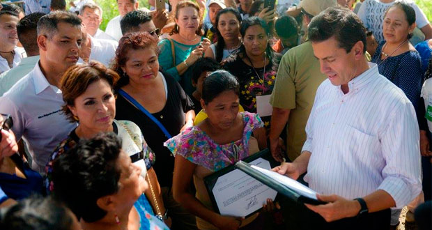 En Oaxaca, damnificados reclaman a EPN que tarjetas no tienen fondos
