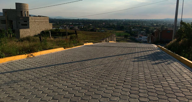 Continúa adoquinamiento de calle “Violetas” en Atlixco