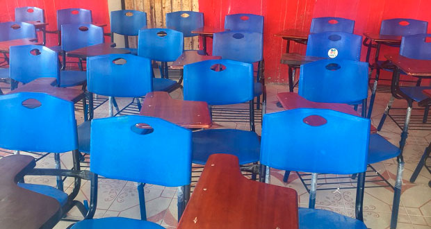 Fnerrr entrega 100 butacas a bachillerato “Benito Juárez”