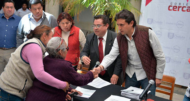 Reciben afectados por sismo apoyos económicos en San Pedro Cholula