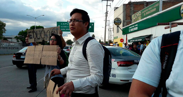 Alumnos de artes bloquean bulevar 5 de Mayo por cierre de escuela