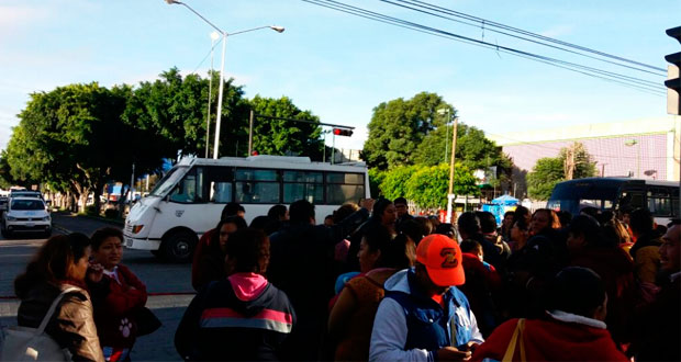 Protestan otra vez en la Héroes de la Reforma, exigen a SEP una solución