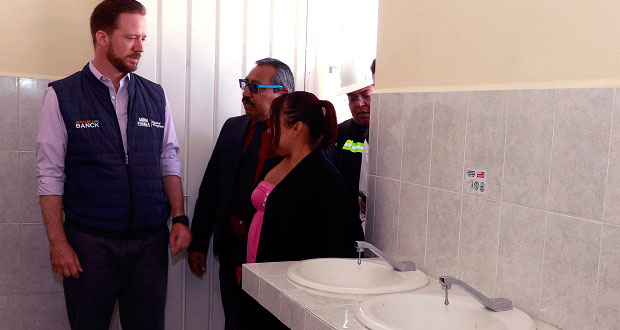 Banck y padres supervisan trabajos en primaria de Xochimehuacan
