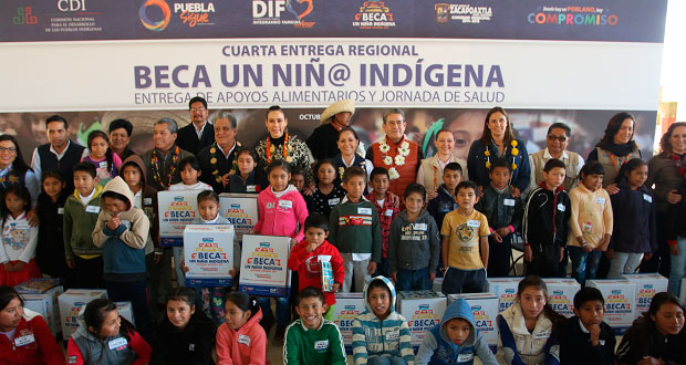 Sedif entrega paquetes escolares y 3 mil despensas en Zacapoaxtla