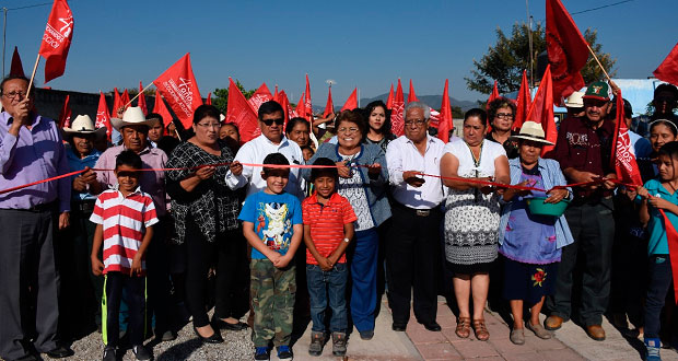Inauguran lideres antorchistas barda perimetral en Huaquechula