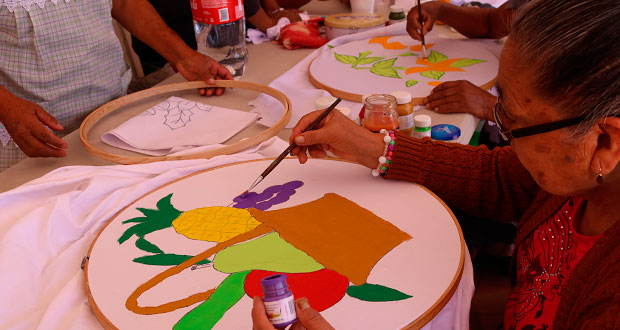 300 adultos mayores reciben talleres en Ocoyucan