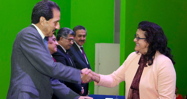 Esparza entrega plazas a docentes de la BUAP; van 456 desde 2013