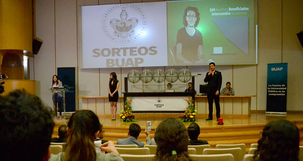Alumno de Electrónica gana auto en sorteo BUAP para estudiantes