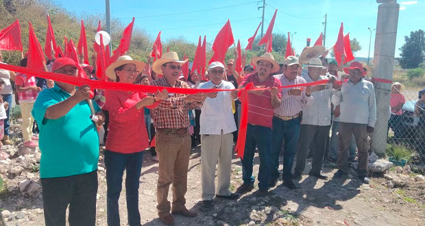En Ixcaquixtla, Antorcha gestiona obras de electricidad y techado