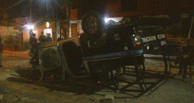 Habitantes de Tlaxcalancingo vandalizan patrulla tras intento de linchamiento