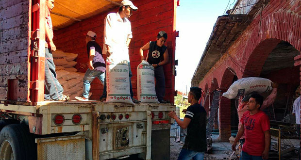 Antorcha apoya con fertilizante a campesinos de Cuayuca