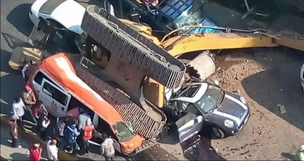 Cae excavadora sobre 5 autos en Edomex