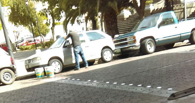 Franeleros continúan apartando lugares en calles del CH y San José